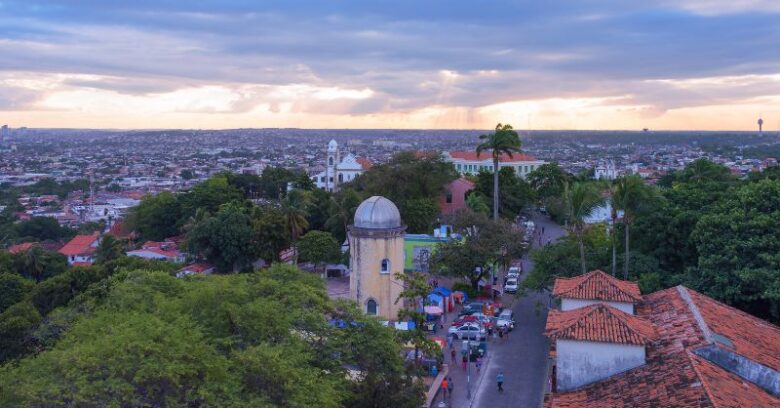 Vista aérea do centro histórico e comércio do centro de João Pessoa, Paraíba, mostrando o cartão-postal tradicional e a solidez urbana da cidade.