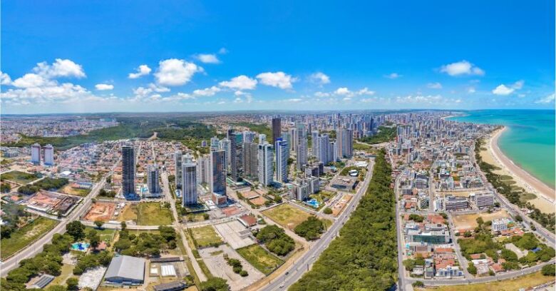 Vista panorâmica de prédios de alto padrão no Altiplano, João Pessoa, destacando a infraestrutura sustentável e o cumprimento do plano diretor para valorização patrimonial.