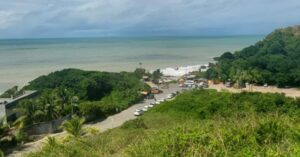 Paisagem do litoral sul paraibano com mar verde esmeralda e falésias, demonstrando o potencial turístico e de valorização imobiliária.