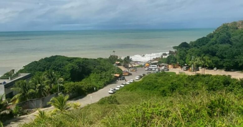Nova infraestrutura no litoral sul da Paraíba com acesso pavimentado e calçado à Praia de Tambaba, transformando a mobilidade e elevando o valor imobiliário da região.