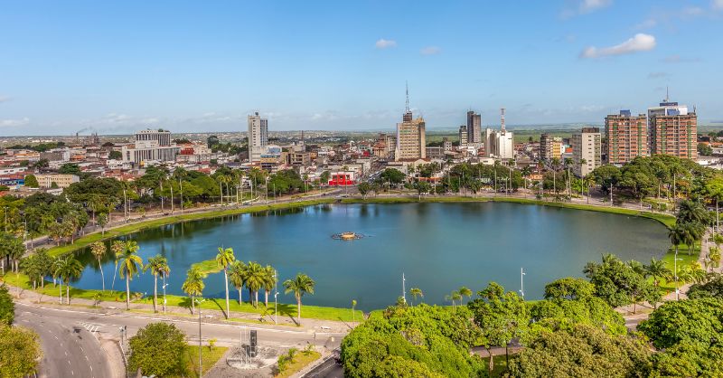 Vista aérea do Parque da Lagoa e comércio do centro histórico de João Pessoa, Paraíba, destacando a solidez urbana e a tradição da capital para quem deseja investir em imóveis em João Pessoa com segurança em 2026.