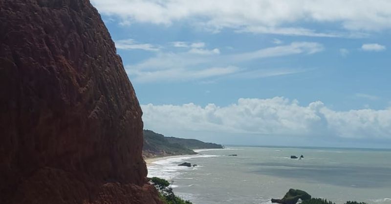 Vista paradisíaca do mar verde e rochas nas praias do litoral sul da Paraíba, destacando a natureza preservada no Conde.