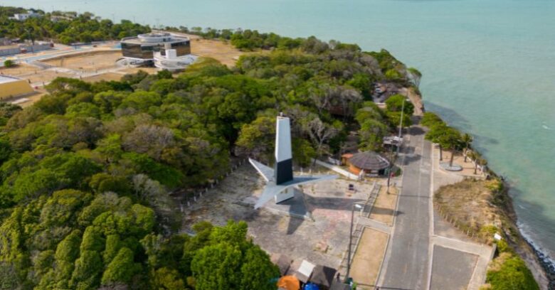 Vista aérea do Farol do Cabo Branco e reserva ecológica em João Pessoa, Paraíba, mostrando a localização estratégica do Polo Turístico e o potencial para investir em imóveis em João Pessoa com valorização em 2026.