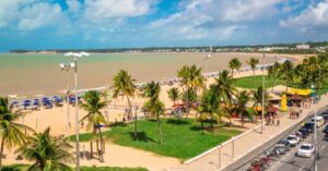 Mercado imobiliário da Paraíba: vista da Praia do Cabo Branco em João Pessoa, ponto estratégico para quem deseja investir agora em joao pessoa e região metropolitana