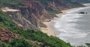Investir em imóveis em regiões em crescimento sendo planejado de forma estratégica através de análises financeiras e dados geográficos do Litoral Sul, Mostrando o encontro do mar com as falesias.