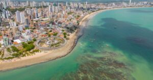 Vista aérea da Praia de Tambaú em João Pessoa, Paraíba, destacando a orla e o potencial para investimento imobiliário em joão pessoa e região.