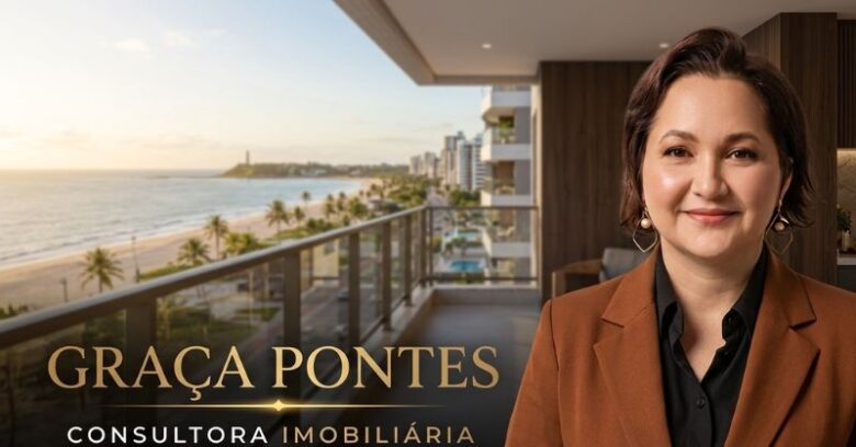 Graça Pontes, corretora de imóveis em João Pessoa e Conde (PB), em varanda de apartamento de alto padrão no Cabo Branco com vista para o mar. Especialista no mercado imobiliário da Paraíba.